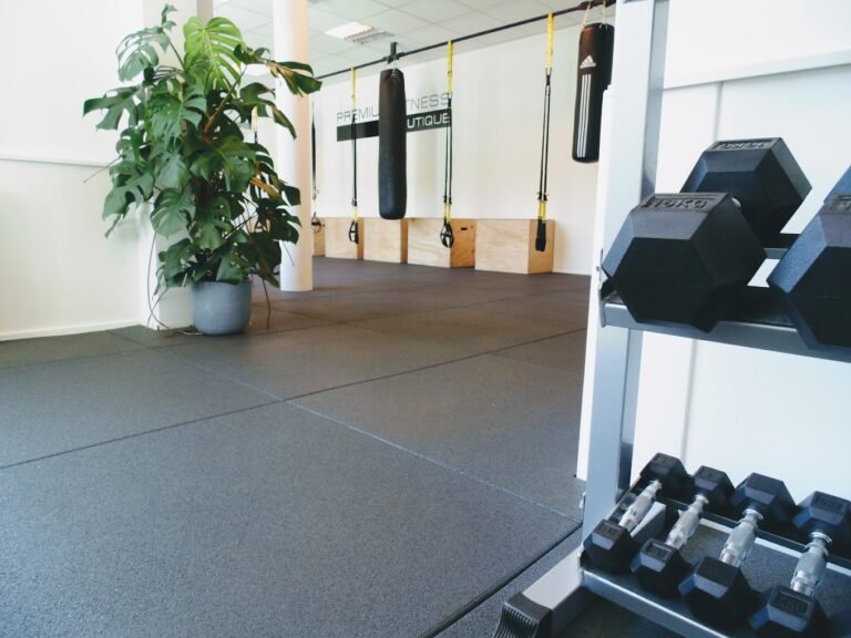 Een afbeelding van de fitnessruimte bij Premium Fitness Boutique, de locatie van JPA Personal Training