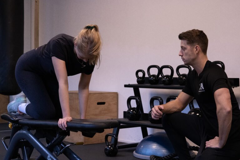 Job begeleid als personal trainer een sporter tijdens haar training in Heemstede