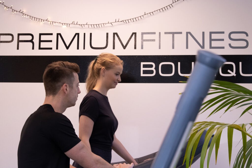 Vrouw traint op loopband onder begeleiding van personal trainer bij Fitness Boutique in Heemstede, gericht op conditie en verantwoord afvallen