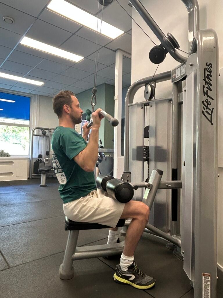 Een man die lat pulldown aan het uitvoeren is als krachttraining