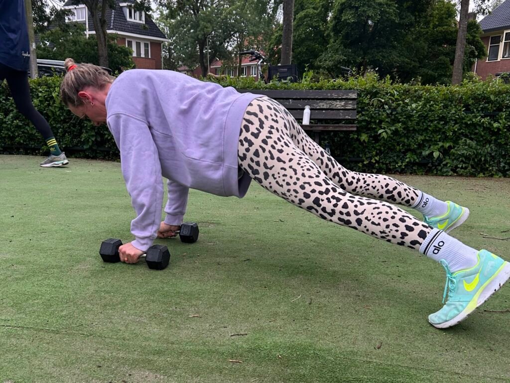 Een deelnemer outdoor aan het trainen met een personal trainer in haarlem