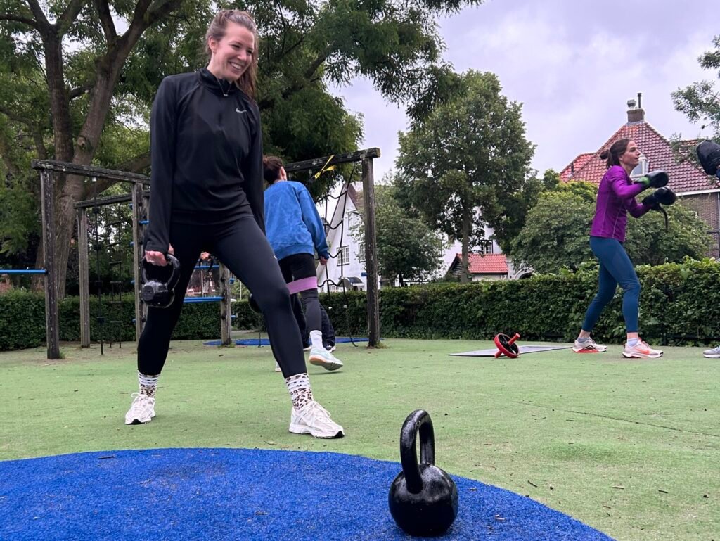 Deelnemers outdoor aan het trainen bij een outdoor training van JPA personal training